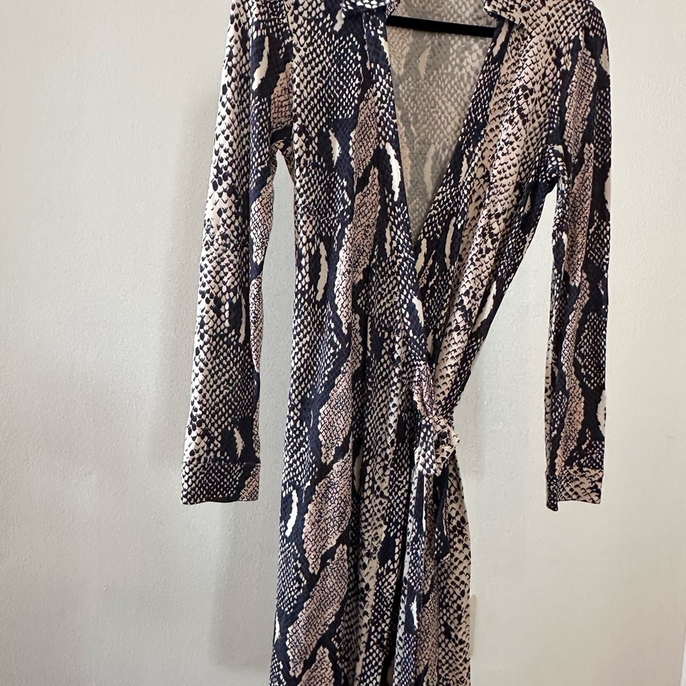 Diane Von Furstenberg Navy and Beige Patterned Dress
